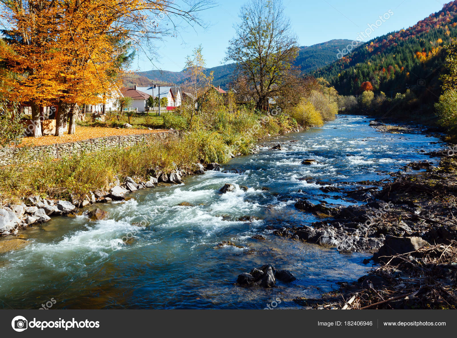 Rio de montanha de Outono dos Cárpatos (Ucrânia). — Stock ...