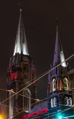 Sts. Olha Kilisesi ve Elizabeth şehirde gece kış Lviv, Ukr