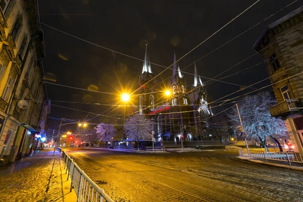 Église des Sts. Olha et Elizabeth dans la nuit hiver ville de Lviv, Ukr — Photo