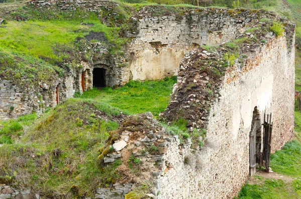 Ruines printanières du château de Jazlovets, région de Ternopil, Ukraine . — Photo