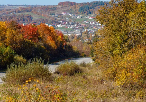 Na podzim Karpatské vesnice (Ukrajina). — Stock fotografie