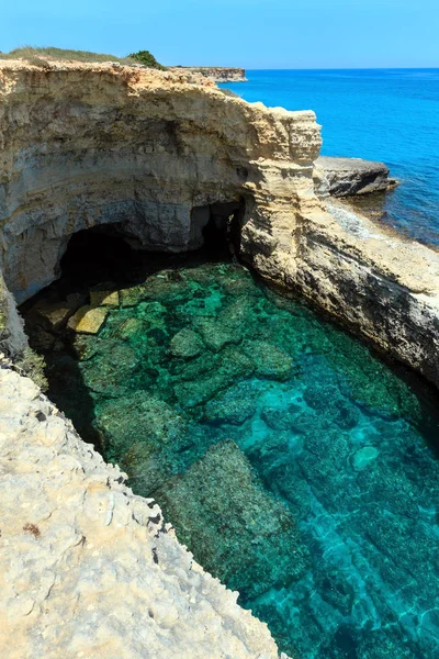 Grotta del Canale, Sant 'Andrea, wybrzeże morskie Salento, Włochy — Zdjęcie stockowe