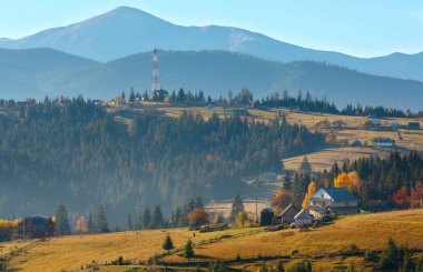 Sonbahar Karpat Köyü, Ukrayna.