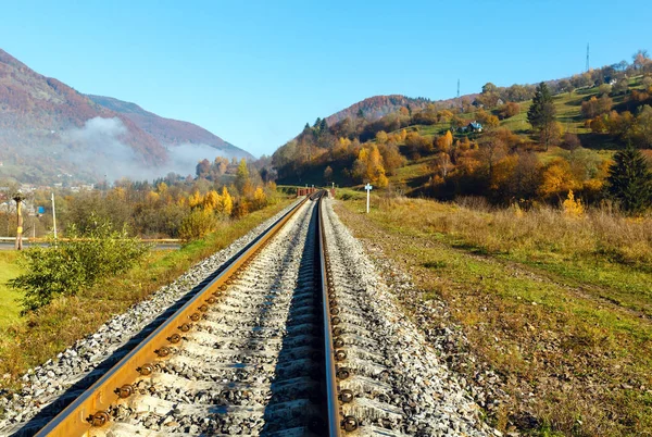 Outono montanhas dos Cárpatos e ponte ferroviária, Ucrânia — Fotografia de Stock