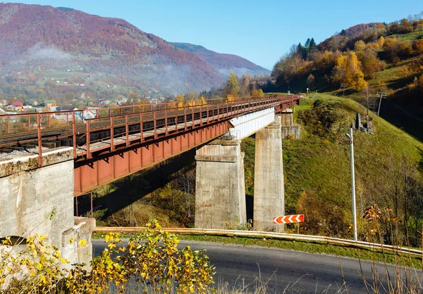 Autumn Carpathian mountains and railroad bridge, Ukraine — Stock Photo, Image