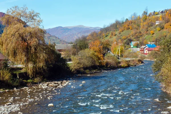 Karpacka jesień górskiej rzeki (Ukraina). — Zdjęcie stockowe