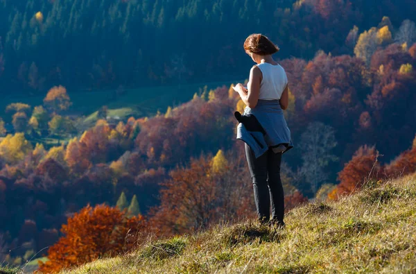 Mujer turista en otoño Cárpatos de montaña, Ucrania —  Fotos de Stock