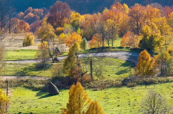 Brudna droga w jesień Karpackie góry, Ukraina — Zdjęcie stockowe