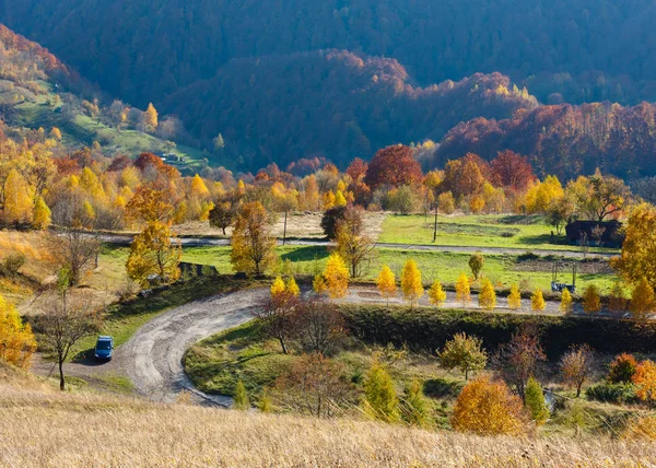 Dirty vedlejší silnice v podzimní Karpatské hory, Ukrajina — Stock fotografie