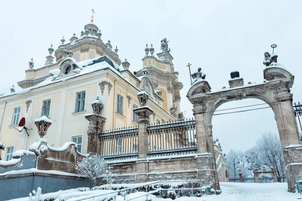 Mattina presto inverno Cattedrale di San Giorgio a Lviv, Ucraina — Foto Stock