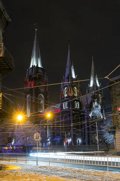 Igreja dos Santos. Olha e Elizabeth no inverno da noite cidade de Lviv, Ukr — Fotografia de Stock