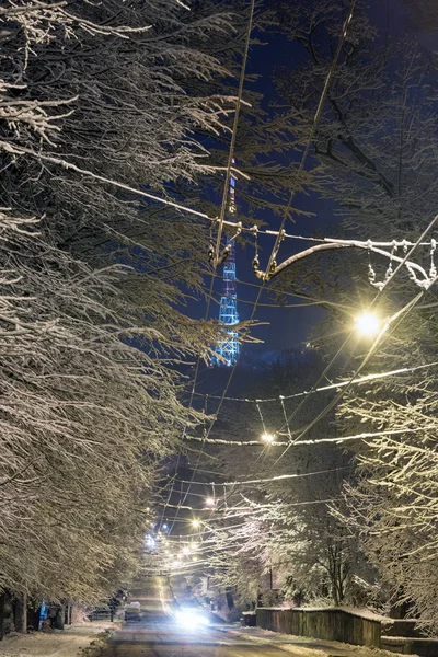 Ночная зима Львовская улица и телебашня, Украина — стоковое фото