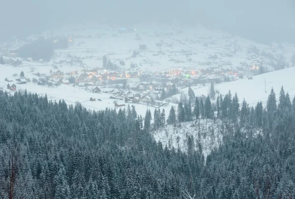 Mattina presto paesaggio montano invernale — Foto Stock