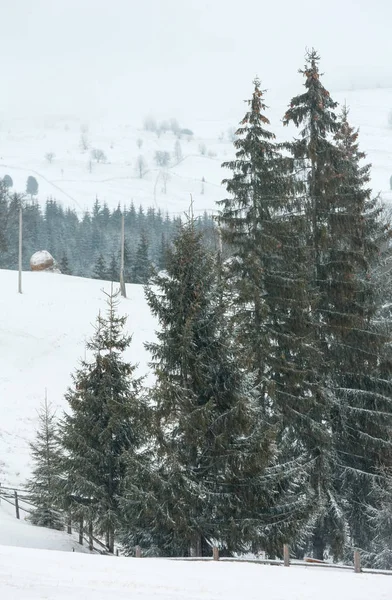 Mattina presto inverno paesaggio villaggio di montagna — Foto Stock