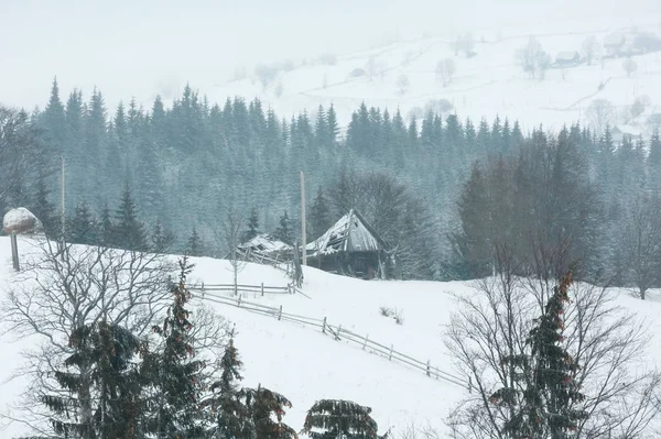 Tôt le matin hiver paysage village de montagne — Photo