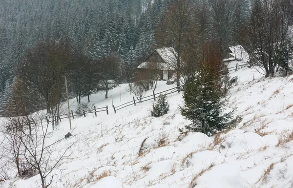 Tidig morgon vinterlandskap mountain village — Stockfoto