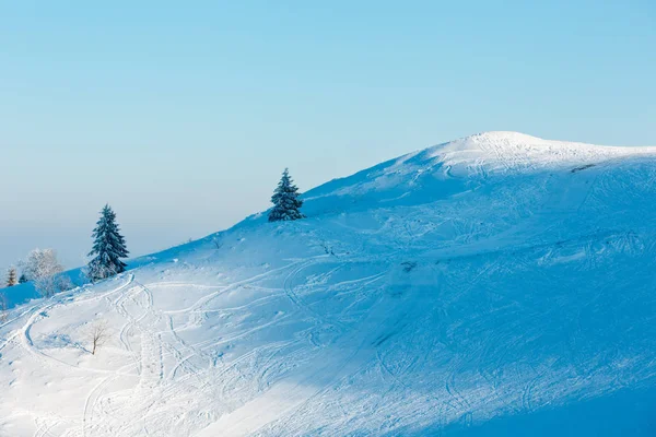 Winter schneebedeckte Berglandschaft — Stockfoto