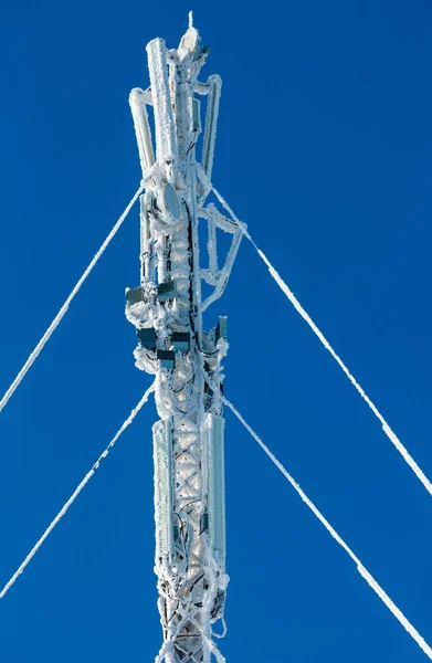 Szczycie wieży hoar lukier zima komunikacji. — Zdjęcie stockowe