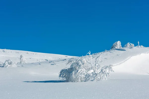 Χειμερινό βουνό χιονισμένο τοπίο — Φωτογραφία Αρχείου