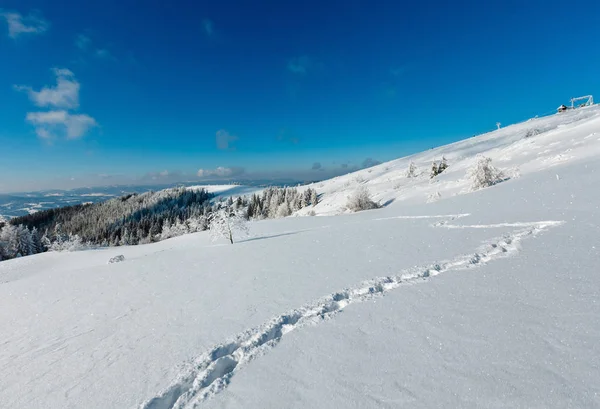 Inverno geada geada árvores, torre e snowdrifts (Cárpatos mo — Fotografia de Stock