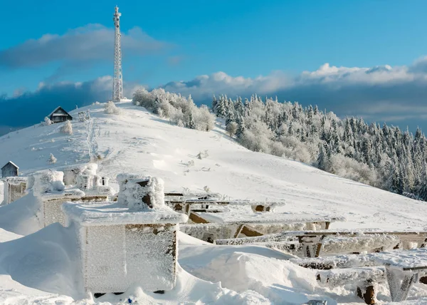 Paisaje de montaña de invierno con rime glaseado lugar de descanso — Foto de Stock