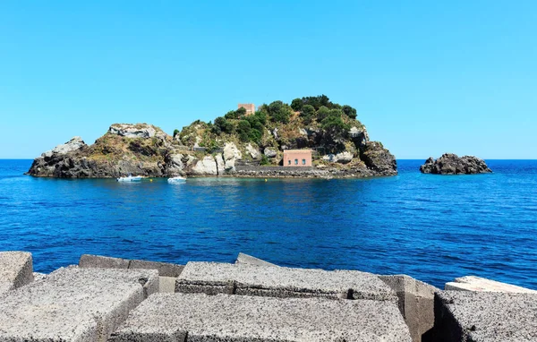 Aci Trezza Faraglioni, costa de Sicilia — Foto de Stock