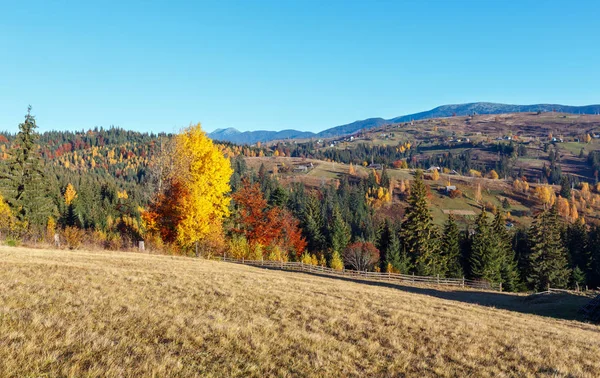 Autunno villaggio dei Carpazi, Ucraina . — Foto Stock