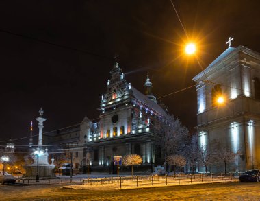 Gece kış Bernardine Kilisesi ve Manastırı, Lviv city, Ukrayna