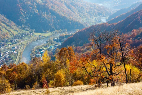 Herbstkarpaten, Rakiw, Ukraine — Stockfoto