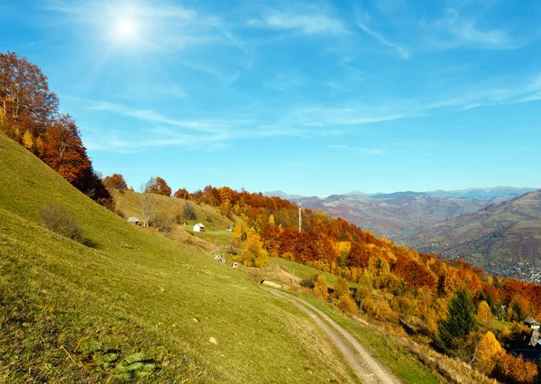 Sunshiny höstens Carpathian berg, Rakhiv, Ukraina — Stockfoto