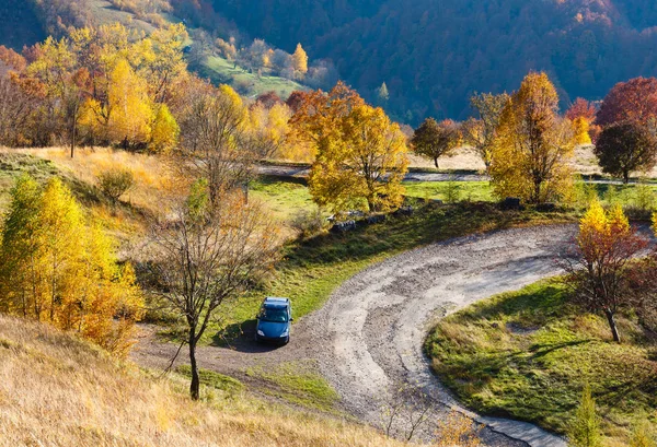 Vuile secundaire weg in herfst Karpatische bergen, Oekraïne — Stockfoto