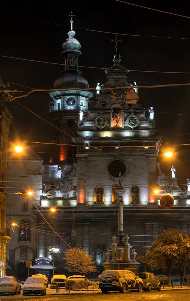 Νύχτα χειμώνα Πύργος και το μοναστήρι, πόλης Λβιβ, Ουκρανία — Φωτογραφία Αρχείου