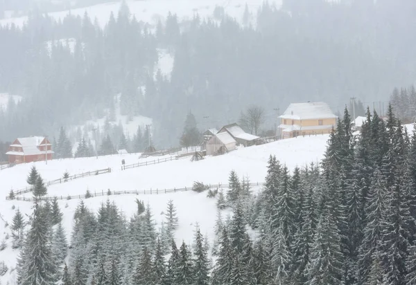 Mattina presto inverno paesaggio villaggio di montagna — Foto Stock