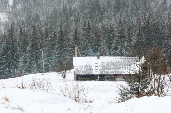 Wcześnie rano zima góry wieś krajobraz — Zdjęcie stockowe