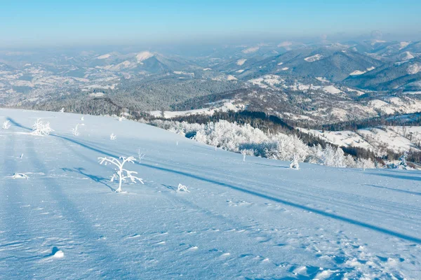 Hiver montagne paysage enneigé — Photo