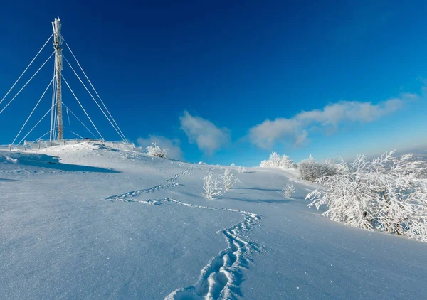 Inverno geada geada árvores, torre e snowdrifts (Cárpatos mo — Fotografia de Stock
