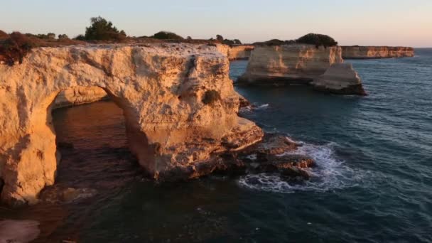 Ανατολή Ηλίου Θαλασσογραφία Γκρεμούς Βραχώδεις Αψίδα Και Στοίβες Faraglioni Στο — Αρχείο Βίντεο