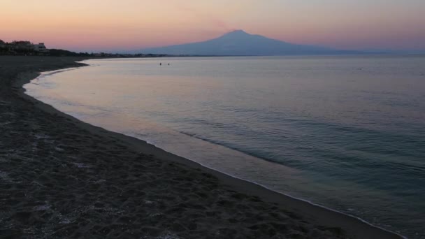 Όμορφο Ηλιοβασίλεμα Λυκόφως Agnone Bagni Θάλασσα Παραλία Καπνιστή Ηφαίστειο Αίτνα — Αρχείο Βίντεο