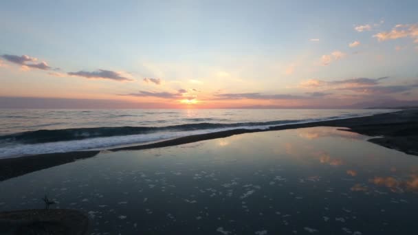 海の波ビーチの美しい熱帯の夕日 美しい空の反射水で水たまり 山までと大きな波からリップルします イタリア カラブリアのティレニア海 — ストック動画