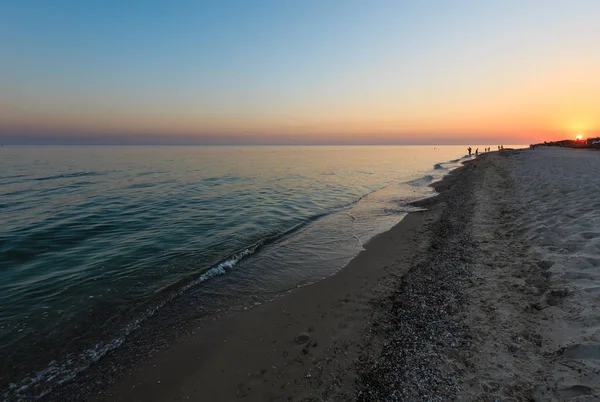 Naplemente feletti kemping Azovi-tenger homokos parton (Kherson Region, Egyesült Királyság — Stock Fotó