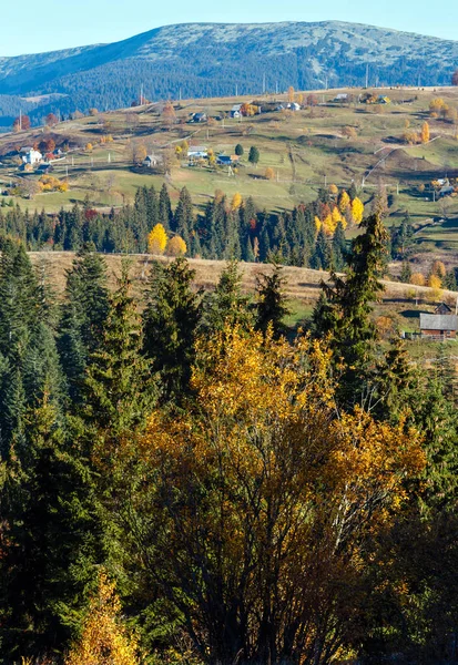 Herbst Karpaten Dorf, Ukraine. — Stockfoto