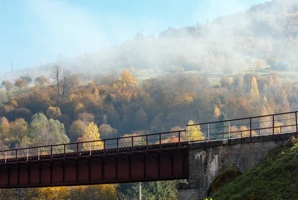 Autumn Carpathian mountains and railroad bridge, Ukraine — Stock Photo, Image