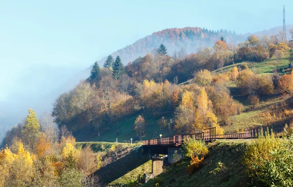 Otoño Cárpatos montañas y puente ferroviario, Ucrania — Foto de Stock