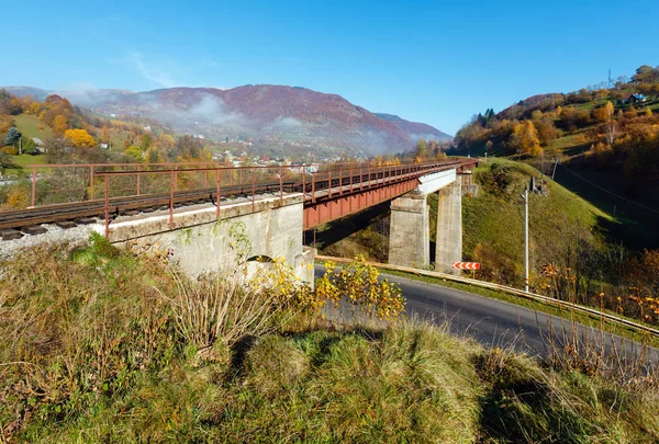 Autumn Carpathian mountains and railroad bridge, Ukraine — Stock Photo, Image