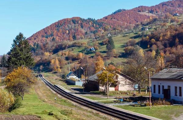 Outono montanhas dos Cárpatos e ponte ferroviária, Ucrânia — Fotografia de Stock