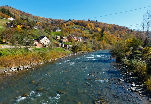 Осінь Карпатської гірської річки (Україна). — стокове фото