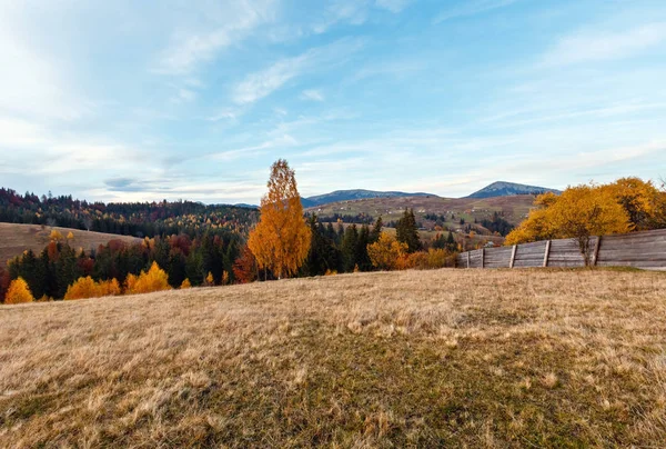 Outono Tarde montanha dos Cárpatos, Ucrânia . — Fotografia de Stock