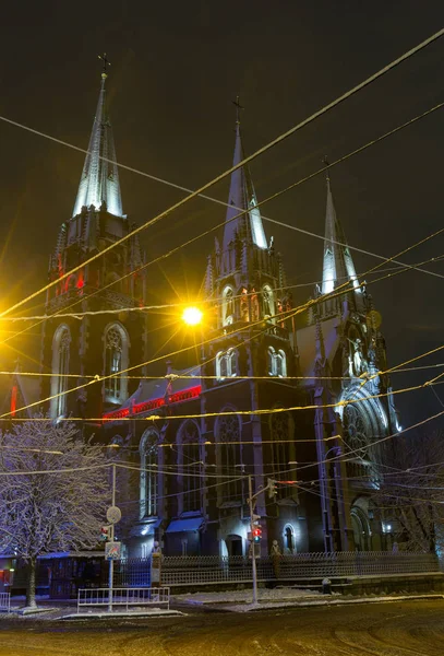 Kirche der Heiligen Olha und Elisabeth in der Nacht Winter lviv Stadt, ukra — Stockfoto