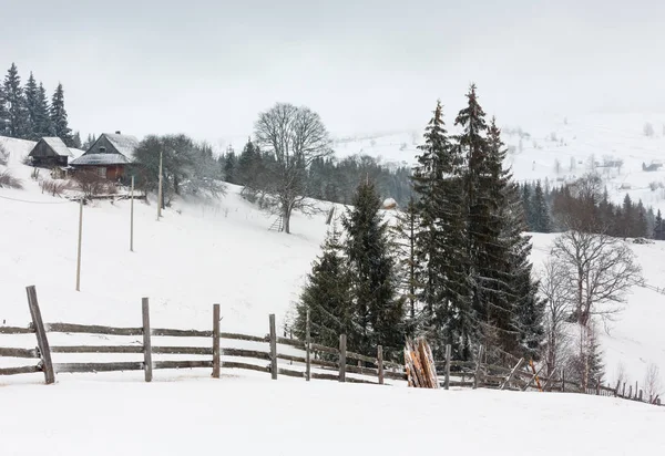 Temprano en la mañana invierno montaña pueblo paisaje —  Fotos de Stock