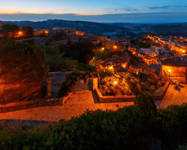 夜 Stilo 村、カラブリア、イタリア. — ストック写真